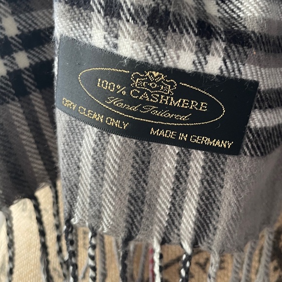 Gray Plaid Scarf 💯 % Cashmere Made - Picture 2 of 4
